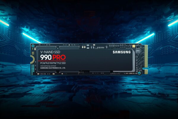 Samsung 990 PRO NVMe SSD præsenteret i futuristisk blå baggrund