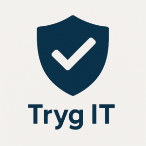 Fladt design-ikon med et mørkeblåt skjold og et hvidt flueben i midten, symboliserer tryg IT-sikkerhed og beskyttelse; teksten ‘Tryg IT’ står nedenunder i samme farvetone.